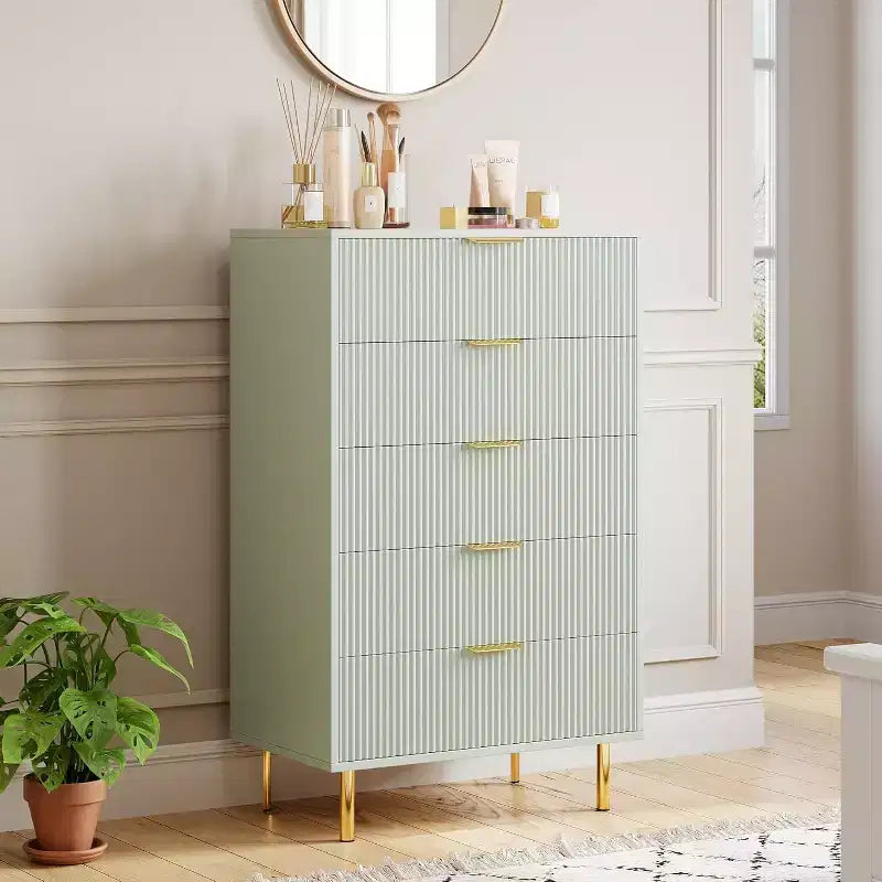 Cassettiera moderna in legno con maniglie dorate, mobile alto per un'organizzazione efficiente, cassettiera organizer per camera da letto, soggiorno