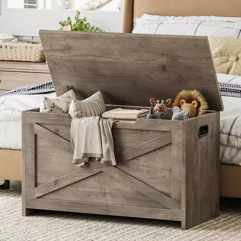 Letto imbottito a piattaforma, a filo pavimento, con testiera estesa in legno e mensole comodino integrate