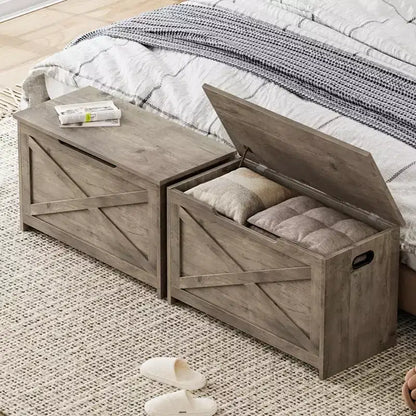 Letto imbottito a piattaforma, a filo pavimento, con testiera estesa in legno e mensole comodino integrate