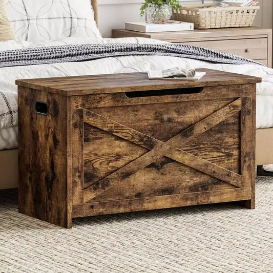 Letto imbottito a piattaforma, a filo pavimento, con testiera estesa in legno e mensole comodino integrate