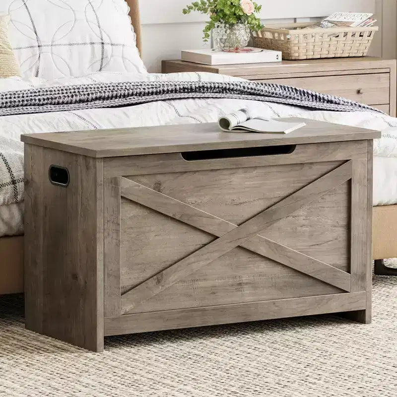 Letto imbottito a piattaforma, a filo pavimento, con testiera estesa in legno e mensole comodino integrate