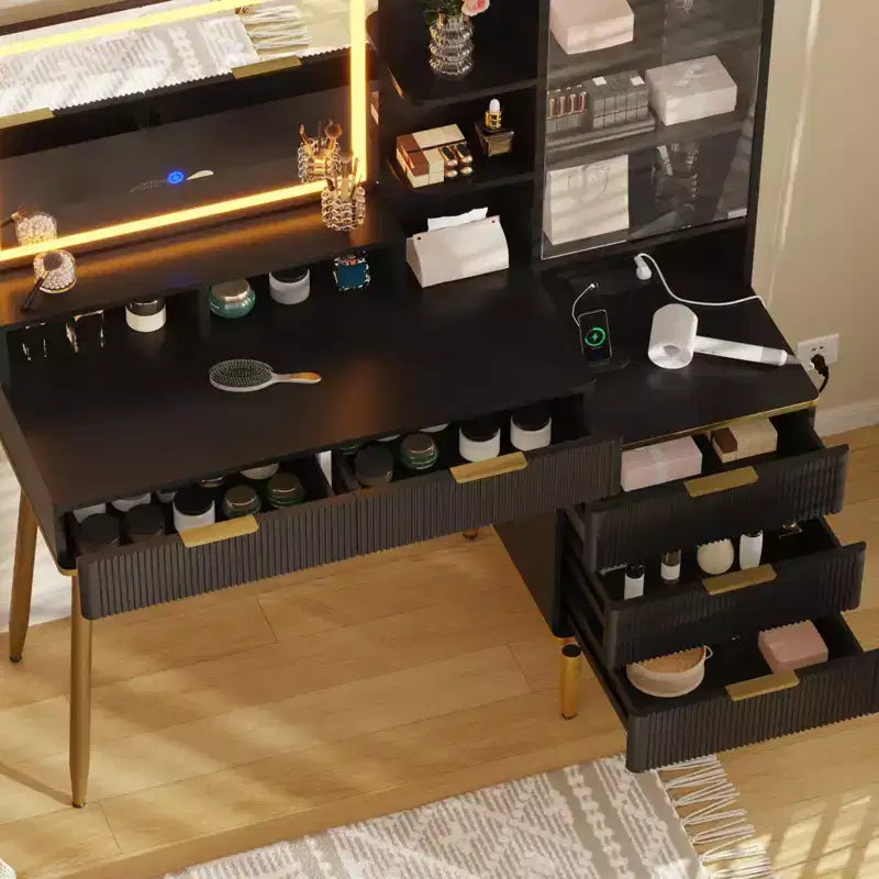 Toeletta Trucco con Presa di Corrente, Moderna Consolle con Piano in Vetro Scanalato, Anta Protettiva in Acrilico, 5 Cassetti e Mensola, Elegante Tavolo da Trucco per la Camera da Letto